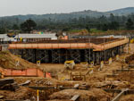 6 - Primeira laje comea a ser concretada e a etapa da fundao em um dos nveis do terreno  concluda em julho.