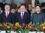 Ao lado do governador Tarso Genro (centro) e de seu vice, Beto Grill, a presidente Dilma cantou o hino durante a abertura oficial da Expointer