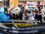 Com faixas de protesto, policiais militares e servidores federais se posicionaram em frente ao parque Assis Brasil durante visita da presidente  Expointer