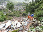 Deslizamento de terra na Rua Cristina, no Bairro da Velha. Casas so demolidas