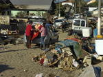 Moradores do Bairro Canoas, em Rio do Sul, fazem limpeza