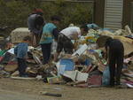 Moradores fazem limpeza, no Bairro Barragem, em Rio do Sul
