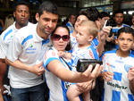 Torcida leva apoio aos jogadores no embarque do time para a Bahia