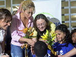 Acompanhada da ministra Maria do Rosrio, Shakira recebe presentes da comunidade da favela da Cidade de Deus em evento pela educao de crianas e jovens