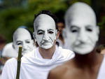 Membros da Fundao Mahatma Gandhi marcham pelas ruas de Medeln pedindo no  violncia. 