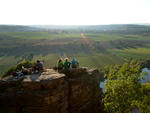 Alpinistas desfrutam do sol da tarde sobre a rocha &quot;jardins de pedra&quot;, sobre o rio Neckar, no sudoeste da Alemanha. Previso de tempo quente no incio da semana no pas.