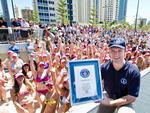 Em Gold Coast City, na Austrlia, 357 meninas bateram o recorde de desfile de biquini em uma praia. O feito aconteceu na praia Surfers Paradise Beach e o responsvel foi Chris Sheedy (com o certificado na mo).