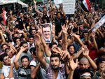 Adeptos do regime srio do presidente Bashar Al Assad protestam no bairro Nabaa, em Beirute. A manifestao foi uma reao  formao de uma frente unida contra o governo, durante reunio na Turquia. 