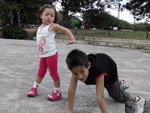 Nossos anjinhoe rick e Karoline, passeando em Porto Alegre. Filhos vocs so a nossa razo de viver. Amamos vocs! Papai Paulo e mame Sandy amam muito vocs!!!!