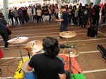 A banda Sandlias com a galera ao fundo