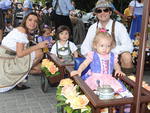 Luciano Praun e Adriana Praun so os pais dos Trigemeos Clara, Leonardo e Carolina no desfile da oktoberfest 2011 