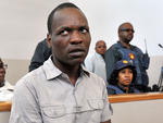 Chris Mahlangu em julgamento, um dos dois trabalhadores rurais negros acusados &#8203;&#8203;de matar o sul africano branco Eugene Terre Blanche, lder separatista e co-fundador do Afrikaner Resistence Movement (Movimento de Resistncia Africnder). Mahlangu, 29, e um jovem de 16 anos, teriam assassinado Blanche em sua fazenda, em abril do ano passado.