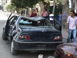 Carro destrudo na Rua Ramses, em Cairo, depois de confrontos na noite passada entre cristos e foras de segurana egpcias. Ao todo foram 24 mortos. Sinais da fragilidade em que passa o pas com a transio do regime de Hosni Mubarak.