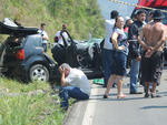 Um acidente entre uma carreta e um carro provocou a morte de uma pessoa, no incio da tarde desta segunda-feira, na SC-401, prximo ao trevo de Canasvieiras, no sentido Norte da Ilha, em Florianpolis. 