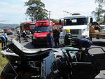 Um acidente entre uma carreta e um carro provocou a morte de uma pessoa, no incio da tarde desta segunda-feira, na SC-401, prximo ao trevo de Canasvieiras, no sentido Norte da Ilha, em Florianpolis. 