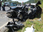 Um acidente entre uma carreta e um carro provocou a morte de uma pessoa, no incio da tarde desta segunda-feira, na SC-401, prximo ao trevo de Canasvieiras, no sentido Norte da Ilha, em Florianpolis. 