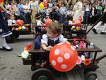 Desfile da Oktoberfest anima o pblico na Rua XV