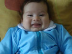 Esse  o Renato, todo se rindo porque est na casa da bisav. O Renato nasceu dia 25/05/2011, nessa foto ele est com 3 meses! Te amo muito filho! Brenda Fernanda Machado Benitez.