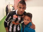 No Beira-Rio, no jogo Santos e Inter. Sonho em realidade! Julyel, meu filho, com o craque do Santos, mesmo sendo colorado. Mais esse  o idolo dele! Inajara Brasil dos Santos.