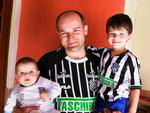 Papai Andrey e seus filhos, Enzo e Lucas. Todos felizes com desempenho do Figueira. Simbora Furaco. Mariana 