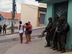 Moradores passando em meio ao fogo cruzado.