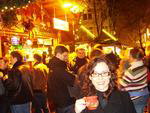 Vanessa Teixeira Kunz Paraginski, doutoranda em Qumica Inorgnica da UFSM, enviou uma foto dela de Natal na cidade onde vive atualmente (Bonn, na Alemanha). Ela est saboreand uma bebida tpica do Natal de l, o Glhwein (vinho quente) que, segundo ela,  como o nosso quento