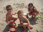 Praia da Conceio, em Bombinhas. &quot;Minhas princesas Jia e Isabele Dias e o sobrinho Daniel Kappaun&quot;