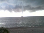 Segundo Raphaelli, que flagrou o fenmeno em Arambar, as duas trombas formaram-se em sequncia a cerca de um quilmetro da praia e duraram cerca de 15 minutos