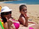 Cludia e a filha Larissa passando o final de semana na praia do Estaleiro.