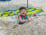 Na praia da Joaquina, Jean Luca se diverte feliz da vida.