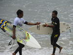 Surf Brasil na praia da Joaquina. Simo Romo (branco) e Marco Polo (preto)