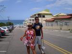 Juliana e o amigo Sodr posam para foto na praia do Santinho, em Florianpolis