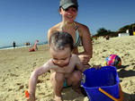 Aline Bergman e o filho Lucca Falseti no Riozinho, na praia do Campeche