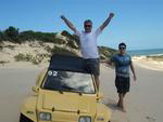 O pai Maurcio e o filho Lucas se divertem na Barra da Lagoa, em Florianpolis, com um passeio de buggy