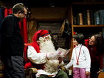 Papai Noel recebe crianas em seu escritrio