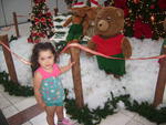 Lucia Murakami enviou uma foto de sua neta Sarah Murakami Rizzi, passeando em meio  decorao natalina do Shopping Monet, em Santa Maria