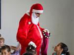 Papai Noel do Dirio Gacho visita alunos da Escola Infantil Crescer Com Lazer, no bairro Mario Quintana, em Porto Alegre, durante entrega de presentes.