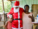 Papai Noel do Dirio Gacho realiza entrega de presentes no bairro Santa Ceclia, em Viamo, para Ana Beatriz Oliveira (C), 41 anos, me de Jssica de Oliveira Fraga, que mandou a carta para o jornal.