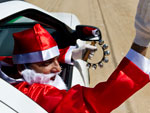 O sino tocou. De barba branca e com roupa vermelha, o Bom Velhinho surge mostrando que, enquanto tiver um sorriso e um olhar brilhante, a magia do Natal no se acabar.