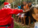 Papai Noel do Dirio Gacho durante entrega de presentes no Bairro Santa Isabel, em Viamo.