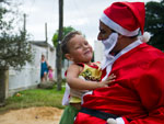 Papai Noel do Dirio Gacho realiza entrega de presentes no bairro So Tom, em Viamo, para o menino Diogo Trindade Silveira, 3 anos.