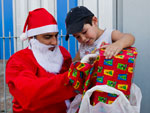 Papai Noel do Dirio Gacho realiza entrega de presentes no Bairro Vila Jardim, em Porto Alegre, para Igor Gryszewski Goulart, 4 anos