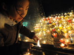 Menina acende vela em catedral na Coreia do Sul