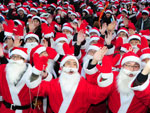 Voluntrios vestidos de Papai Noel participaram de evento de caridade em Seu, na Coreia do Sul