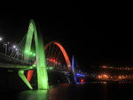 A Ponte Juscelino Kubitschek, em Braslia, recebeu iluminao especial