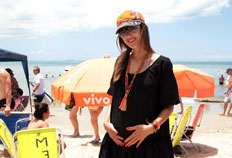 Alessandra Ambrsio mostrou o barrigo de quatro meses de gravidez na praia de Jurer Internacional