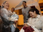 Ana Paula de Oliveira dos Santos leva sua filha de 42 dias para ver o seu primeiro Rveillon na Beira-Mar Continental