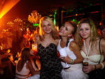 A russa Tatyana Lazareva no meio com as amigas no Rveillon do Donna