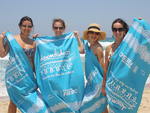 Amigas curtindo a praia em tarde de folga aps o trabalho 