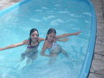 Christiane e Maria Clara esto  alguns dias na casa de Valciria Lopes passando as frias, tomando banho de piscina e fazendo poses para as fotos